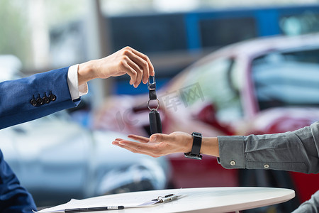 汽车销售人员递给顾客车钥匙