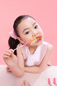 可爱的小女孩吃棒棒糖