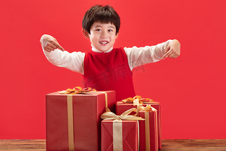 包装盒丝带摄影照片_小男孩和新年礼物