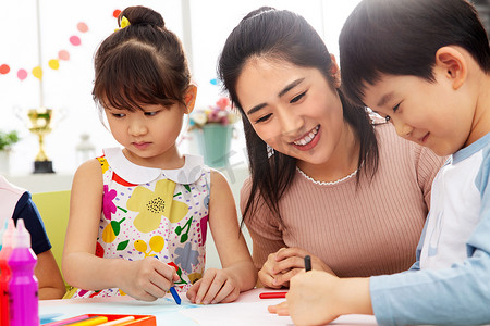 学生画画摄影照片_幼儿园老师和小朋友们