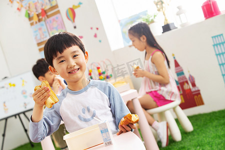 幼儿园食品摄影照片_幼儿园小朋友用餐