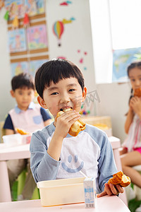 幼儿园小朋友用餐