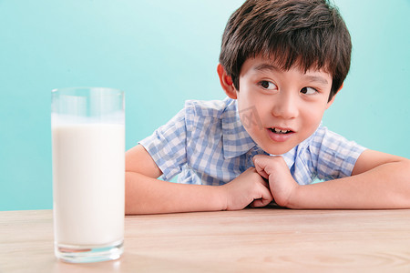 小男孩和一杯牛奶