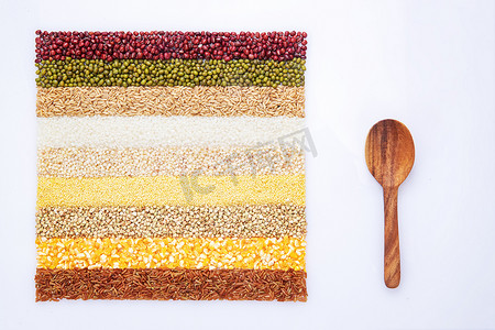 燕麦色摄影照片_五谷杂粮平铺和木匙