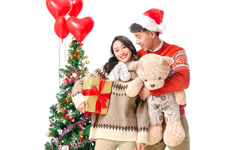 浪漫气球礼物摄影照片_快乐的青年情侣过圣诞节