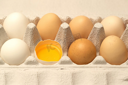 一盒完整的鸡蛋和一个破碎的鸡蛋