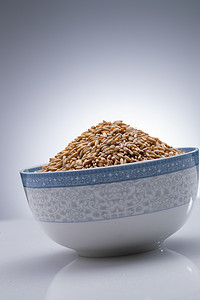 灰色背景下的一碗燕麦米