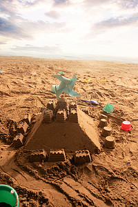 沙雕表情摄影照片_沙滩上的沙雕城堡