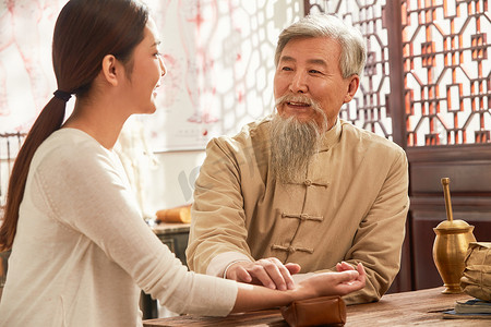 老中医给病人诊脉