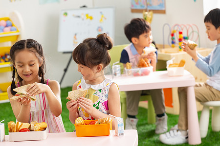 幼儿园食品摄影照片_幼儿园小朋友用餐