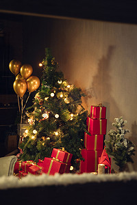 圣诞树夜晚摄影照片_窗内的圣诞树和圣诞礼物