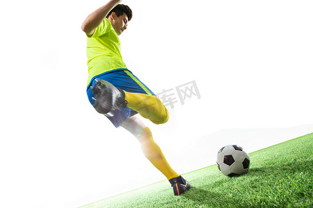 世界杯足球足球摄影照片_一名男足球运动员踢球