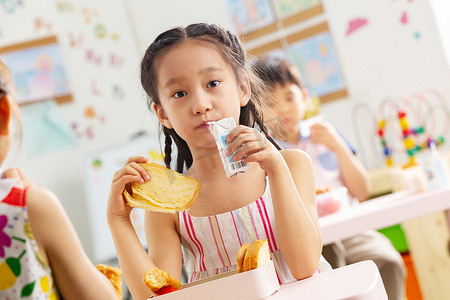 幼儿园食品摄影照片_幼儿园小朋友用餐