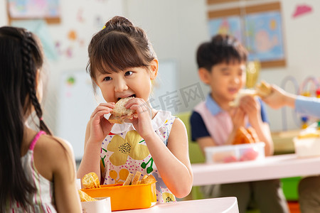 幼儿园教室摄影照片_幼儿园小朋友用餐