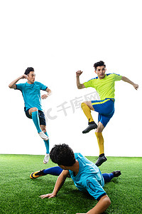 足球运动员在球场上踢球