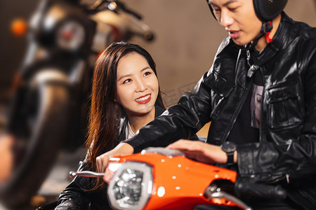 试驾摄影照片_青年伴侣试驾摩托车