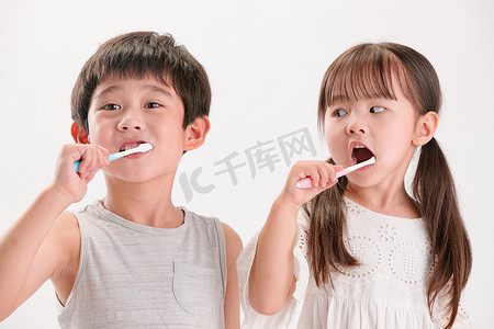 儿童的刷牙摄影照片_两个小朋友刷牙