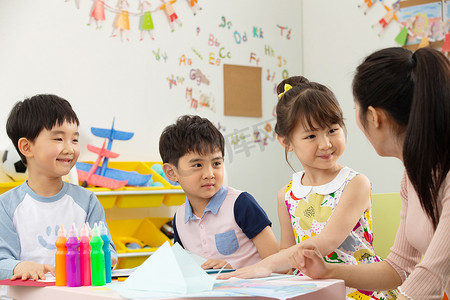 幼儿园老师和小朋友们