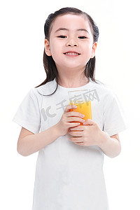 可爱的小女孩喝果汁