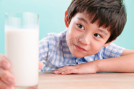 小男孩和一杯牛奶