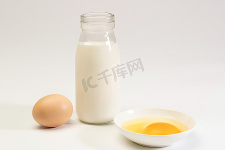 和牛摄影照片_营养早餐鸡蛋和牛奶