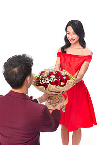 彩色圆环中秋装饰纹理元素摄影照片_青年男人给女朋友送玫瑰花