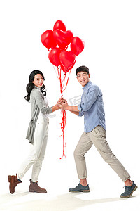 彩色爱心背景摄影照片_浪漫情侣拿着心形气球