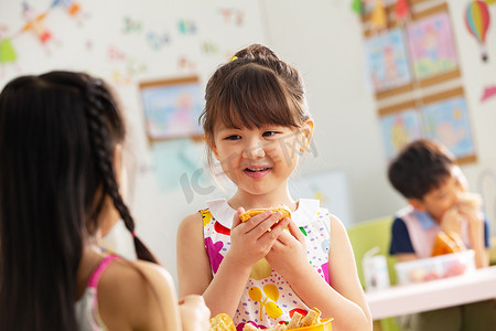 幼儿园食品摄影照片_幼儿园小朋友用餐