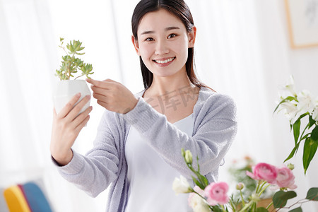 青年女人拿着花盆