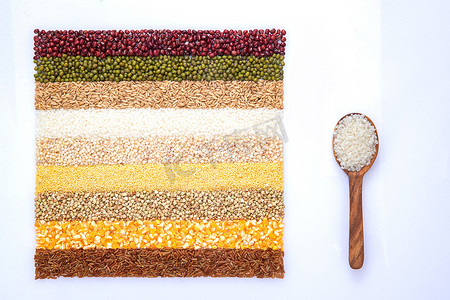 方形木质摄影照片_五谷杂粮平铺和盛满大米的木匙