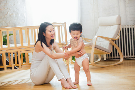 母婴儿童用品摄影照片_妈妈陪宝宝玩耍