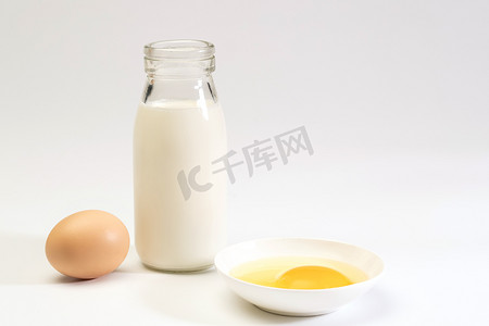蛋黄摄影照片_营养早餐鸡蛋和牛奶