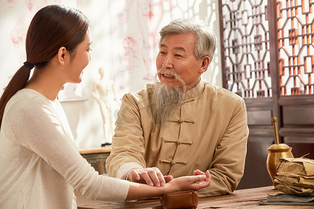 玄幻中国分摄影照片_老中医给病人诊脉