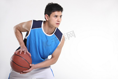 体育文化摄影照片_东方青年男子打篮球