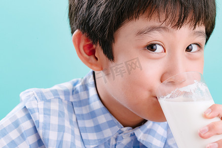 男孩表情包摄影照片_小男孩喝牛奶
