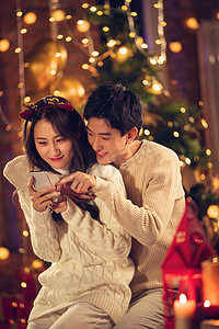 幸福的年轻伴侣在家玩手机
