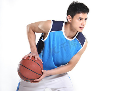 东方青年男子打篮球