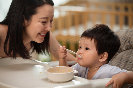 母子吃饭摄影照片_妈妈喂宝宝吃饭