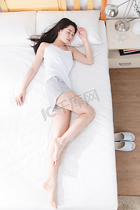 女人睡觉摄影照片_青年女人在卧室睡觉