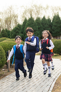 幼儿园户外摄影照片_快乐的小学生