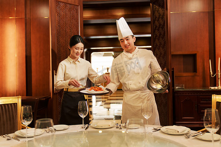 餐厅上菜摄影照片_酒店厨师服务员上菜并介绍