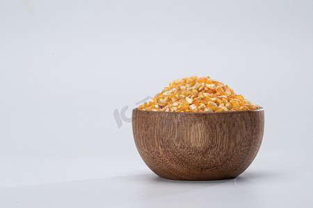 白背景下的一碗玉米粒