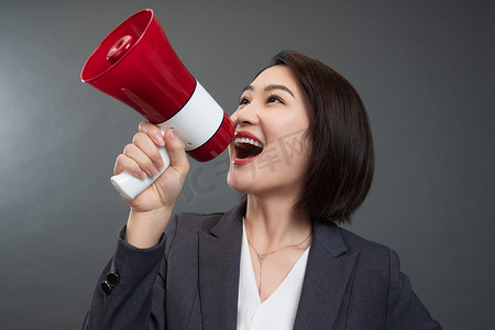 打折摄影照片_青年女人拿着扩音器