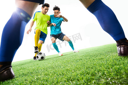 世界杯足球足球摄影照片_足球运动员在球场上踢球