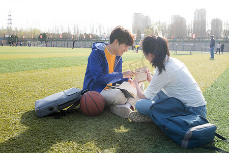 青年大学生在校园里学习