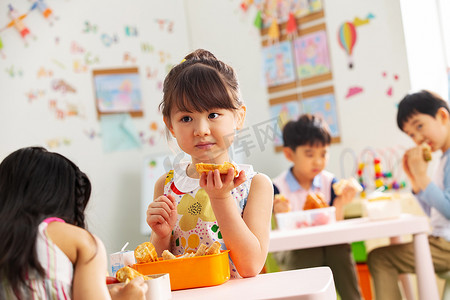 幼儿园食品摄影照片_幼儿园小朋友用餐