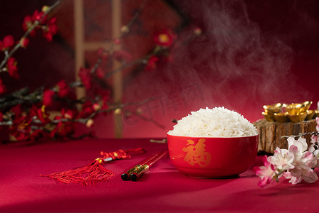 金色新年梅花摄影照片_中国传统特色热腾腾的米饭