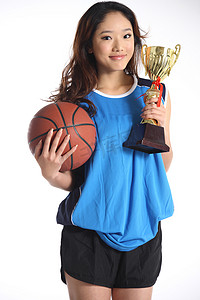 拿着奖杯摄影照片_东方青年女篮球运动员拿着奖杯