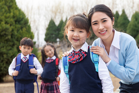 校园安全摄影照片_老师和学生