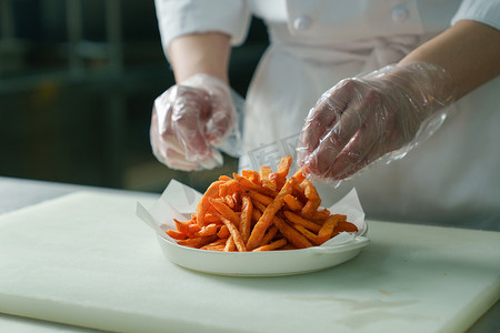 美食摄影照片_厨师准备美食